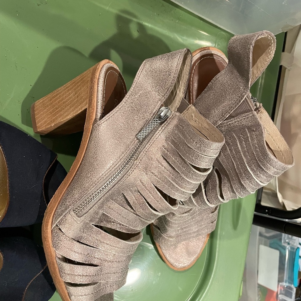 Stylish Women's Tan Heeled Sandals